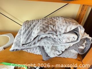 MaxSold Auction: Weighted Blanket And More B - Burlington (Ontario, Canada) Moving Online Auction - Mcniven Road