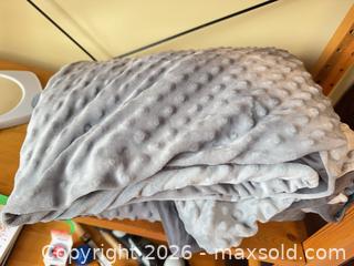 MaxSold Auction: Weighted Blanket And More B - Burlington (Ontario, Canada) Moving Online Auction - Mcniven Road