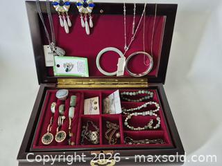 MaxSold Auction: Jewelry Box with Costume Jewelry - Pickering (Ontario, Canada) SELLER MANAGED Reseller Online Auction - Old Brock Road