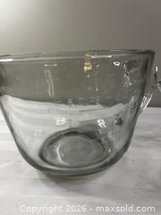 MaxSold Auction: Vintage Pyrex 2 Cup and an 8 Cup Large Measuring Cup. - Windsor (Ontario, Canada) SELLER MANAGED Reseller Online Auction - Byng Road