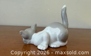MaxSold Auction: Vintage 1982 Lladro Attentive Cat Porcelain Figurine #5112 - Mountain View (California, USA) SELLER MANAGED Estate Sale Online Auction - Clark Avenue