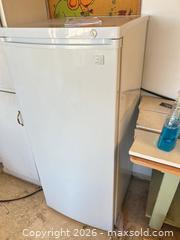 MaxSold Auction: Kenmore Upright Freezer, 5-7 cu ft, White - Sun City (Arizona, USA) PARTNER MANAGED Estate Sale Online Auction - West Jacaranda Drive