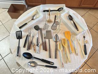 MaxSold Auction: Lot of 30+ Assorted Vintage Kitchen Utensils & Serving Tools - Sun City (Arizona, USA) PARTNER MANAGED Estate Sale Online Auction - West Jacaranda Drive