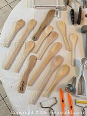 MaxSold Auction: Multi-Item Kitchen Utensil Lot with Ulu Knife & Farberware Pieces - Sun City (Arizona, USA) PARTNER MANAGED Estate Sale Online Auction - West Jacaranda Drive