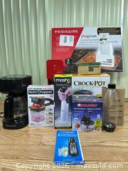MaxSold Auction: Small Appliances Kitchen Lot  - Clarence-Rockland (Ontario, Canada) PARTNER MANAGED Estate Sale Online Auction - Campeau Crescent