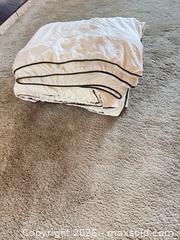 MaxSold Auction: Queen size lightweight duvet - Saanich (British Columbia, Canada) SELLER MANAGED Downsizing Online Auction - Viaduct Avenue East