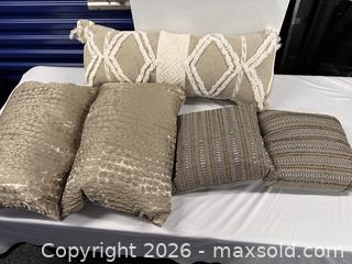 MaxSold Auction: 5 decorative pillows - Hanover Township (Pennsylvania, USA) PARTNER MANAGED Downsizing Online Auction - Airport Road (STORAGE)              