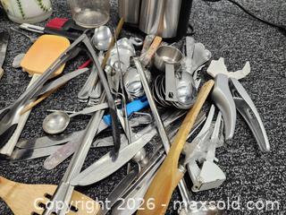 MaxSold Auction: Oxo coffee grinder - Hanover Township (Pennsylvania, USA) PARTNER MANAGED Downsizing Online Auction - Airport Road (STORAGE)              