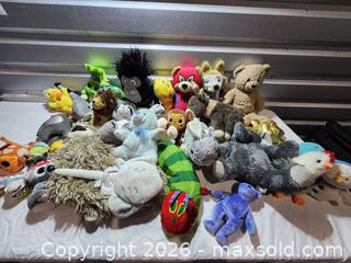 MaxSold Auction: Stuffed Animal Lot 1 - Hanover Township (Pennsylvania, USA) PARTNER MANAGED Downsizing Online Auction - Airport Road (STORAGE)              