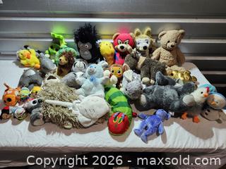 MaxSold Auction: Stuffed Animal Lot 1 - Hanover Township (Pennsylvania, USA) PARTNER MANAGED Downsizing Online Auction - Airport Road (STORAGE)              