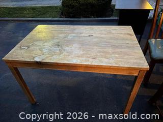 MaxSold Auction: Oak Table - Mississauga (Ontario, Canada) SELLER MANAGED Charity/Fundraising Online Auction - Lakeshore Road East