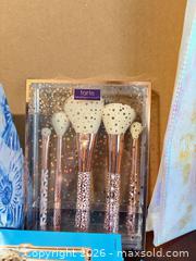 MaxSold Auction: Tarte & Sugar Rush Mixed Makeup Set, 11–20 Pieces -SC - Maple Ridge (British Columbia, Canada) PARTNER MANAGED Estate Sale Online Auction - Blanshard Street