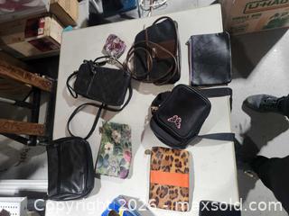 MaxSold Auction: Box full of bags  - Upper Moreland Township (Pennsylvania, USA) SELLER MANAGED Charity/Fundraising Online Auction - Davisville Road