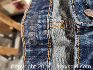 MaxSold Auction: Box of Jeans - Upper Moreland Township (Pennsylvania, USA) SELLER MANAGED Charity/Fundraising Online Auction - Davisville Road