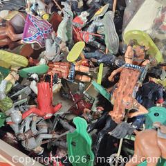 MaxSold Auction: Vintage mid-20th century plastic toy soldiers lot (25–50) - Hatboro (Pennsylvania, USA) PARTNER MANAGED Estate Sale Online Auction - Jacksonville Road