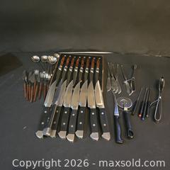 MaxSold Auction: MIXED CUTLERY LOT: 6 LAGUIOLE WOOD CUTTING UTENSILS, 8 BLACK STEAK KNIVES - Toronto (Ontario, Canada) SELLER MANAGED Downsizing Online Auction - St Edmunds Drive