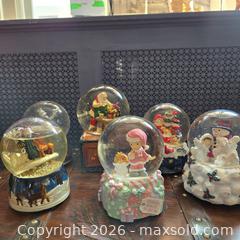 MaxSold Auction: PRECIOUS MOMENTS ENESCO CHRISTMAS SNOW GLOBE MUSIC BOXES (LOT OF 4-6) - Toronto (Ontario, Canada) SELLER MANAGED Downsizing Online Auction - St Edmunds Drive