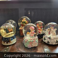 MaxSold Auction: PRECIOUS MOMENTS ENESCO CHRISTMAS SNOW GLOBE MUSIC BOXES (LOT OF 4-6) - Toronto (Ontario, Canada) SELLER MANAGED Downsizing Online Auction - St Edmunds Drive