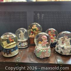 MaxSold Auction: PRECIOUS MOMENTS ENESCO CHRISTMAS SNOW GLOBE MUSIC BOXES (LOT OF 4-6) - Toronto (Ontario, Canada) SELLER MANAGED Downsizing Online Auction - St Edmunds Drive
