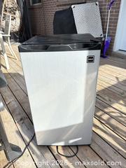 MaxSold Auction: RCA 3.2 cu ft Mini Fridge with Freezer Compartment - Halton Hills (Ontario, Canada) SELLER MANAGED Downsizing Online Auction - Moultrey Crescent