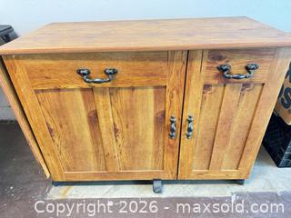 MaxSold Auction: Rolling Sewing and Crafts Table with Singer Sewing Machine - Los Angeles (California, USA) PARTNER MANAGED Estate Sale Online Auction - Shoup Avenue (CONDO)