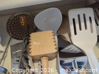 MaxSold Auction: Assorted Kitchen Utensils & Cutlery, 50+ Pieces - Saanich (British Columbia, Canada) PARTNER MANAGED Moving Online Auction - Marsett Place (CONDO)