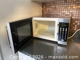 MaxSold Auction: Sylvania Stainless Steel Microwave - Toronto (Ontario, Canada) SELLER MANAGED Moving Online Auction - Lansdowne Avenue