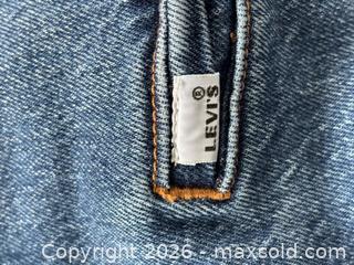 MaxSold Auction: Levi’s Women’s Ribcage Straight Ankle Tailored Jeans Sz 31x29 - Newmarket (Ontario, Canada) SELLER MANAGED Reseller Online Auction - Silken Laumann Drive