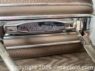 MaxSold Auction: Vintage Mid-Century Jetliner Train Case – 15” Vanity Travel Case - Oshawa (Ontario, Canada) SELLER MANAGED Downsizing Online Auction - Arthur Street Arthur