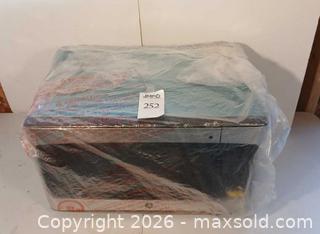 MaxSold Auction: GE Microwave.  - Fremont (California, USA) PARTNER MANAGED Estate Sale Online Auction - Las Palmas Avenue