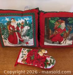 MaxSold Auction: Christmas Throw Pillow and Oven Mitt Set (3 Pieces) - Markham (Ontario, Canada) SELLER MANAGED Downsizing Online Auction - Carlton Road