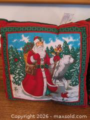 MaxSold Auction: Christmas Throw Pillow and Oven Mitt Set (3 Pieces) - Markham (Ontario, Canada) SELLER MANAGED Downsizing Online Auction - Carlton Road