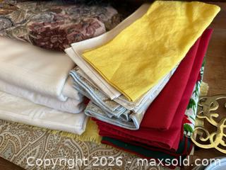 MaxSold Auction: Assorted Table Linens: Napkins, Runner, Placemats, Coasters & Tablecloth - Alexandria (Virginia, USA) SELLER MANAGED Downsizing Online Auction - Fort Worth Avenue