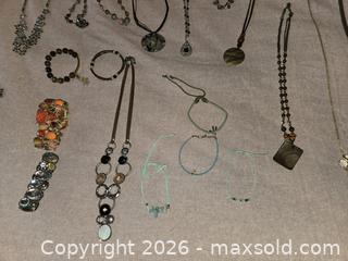 MaxSold Auction: Costume jewelery - Abbotsford (British Columbia, Canada) SELLER MANAGED Downsizing Online Auction - Auguston Parkway South