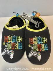 MaxSold Auction: Kids Slippers, 3 Pairs — Sizes 2/3, 9/10, 11/12 - New Westminster (British Columbia, Canada) SELLER MANAGED Reseller Online Auction - Canfor Avenue