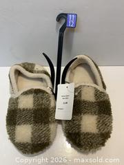 MaxSold Auction: Kids Slippers, 3 Pairs — Sizes 2/3, 9/10, 11/12 - New Westminster (British Columbia, Canada) SELLER MANAGED Reseller Online Auction - Canfor Avenue