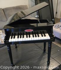 MaxSold Auction: Melissa & Doug Wooden Toy Grand Piano, 25 Keys, Black - New Westminster (British Columbia, Canada) SELLER MANAGED Reseller Online Auction - Canfor Avenue