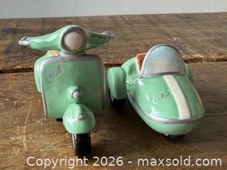 MaxSold Auction: Salt & pepper set - New Westminster (British Columbia, Canada) SELLER MANAGED Reseller Online Auction - Canfor Avenue