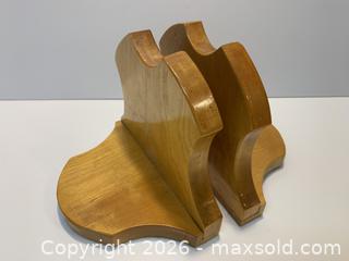 MaxSold Auction: Wood Bookends, Light Brown Honey Finish — Pair - New Westminster (British Columbia, Canada) SELLER MANAGED Reseller Online Auction - Canfor Avenue