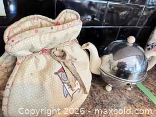 MaxSold Auction: Teapots - Saanich (British Columbia, Canada) PARTNER MANAGED Moving Online Auction - Limerick Lane