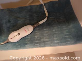 MaxSold Auction: Throw Blanket with Electric Heating Pad and Inline Controller - Saanich (British Columbia, Canada) PARTNER MANAGED Moving Online Auction - Limerick Lane