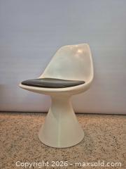 MaxSold Auction: Vintage Hollenstein Pedestal Saarinen Style Chair — Fiberglass White Shell - Toronto (Ontario, Canada) PARTNER MANAGED Estate Sale Online Auction -Bridle Path Estate
