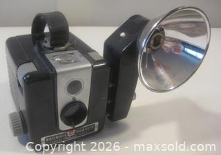 MaxSold Auction: vintage BROWNIE HAWKEYE CAMERA WITH FLASH ATTACHMENT - St. Catharines (Ontario, Canada) SELLER MANAGED Downsizing Online Auction - Allanburg Road South