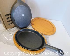 MaxSold Auction: Cast Iron Skillet Fajhita Trays w/ Wooden Serving Trivet - Lakeland (Florida, USA) SELLER MANAGED Reseller Online Auction - Dove Meadow Trail