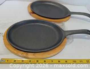 MaxSold Auction: Cast Iron Skillet Fajhita Trays w/ Wooden Serving Trivet - Lakeland (Florida, USA) SELLER MANAGED Reseller Online Auction - Dove Meadow Trail