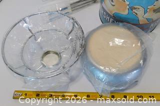 MaxSold Auction: Hershey Kisses Tin & Fondue Set - Lakeland (Florida, USA) SELLER MANAGED Reseller Online Auction - Dove Meadow Trail