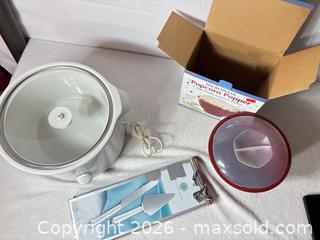 MaxSold Auction: Lot: Slow Cooker, Microwave Popper & Cake Server Set - Sunnyvale (California, USA) SELLER MANAGED Reseller Online Auction - Reseda Drive