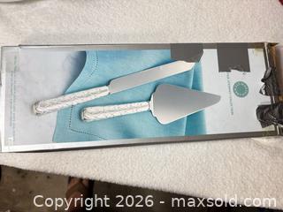 MaxSold Auction: Lot: Slow Cooker, Microwave Popper & Cake Server Set - Sunnyvale (California, USA) SELLER MANAGED Reseller Online Auction - Reseda Drive