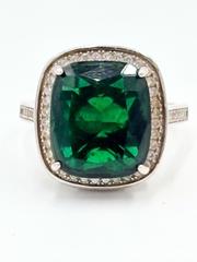 MaxSold Auction: 925 Sterling Silver Green Stone Ring Size 6 - Esquimalt (British Columbia, Canada) PARTNER MANAGED Reseller Online Auction -  Lampson Street