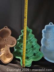 MaxSold Auction: Unused Silicone Holiday Molds  - Loyalist (Ontario, Canada) SELLER MANAGED Downsizing Online Auction - Somerset Drive